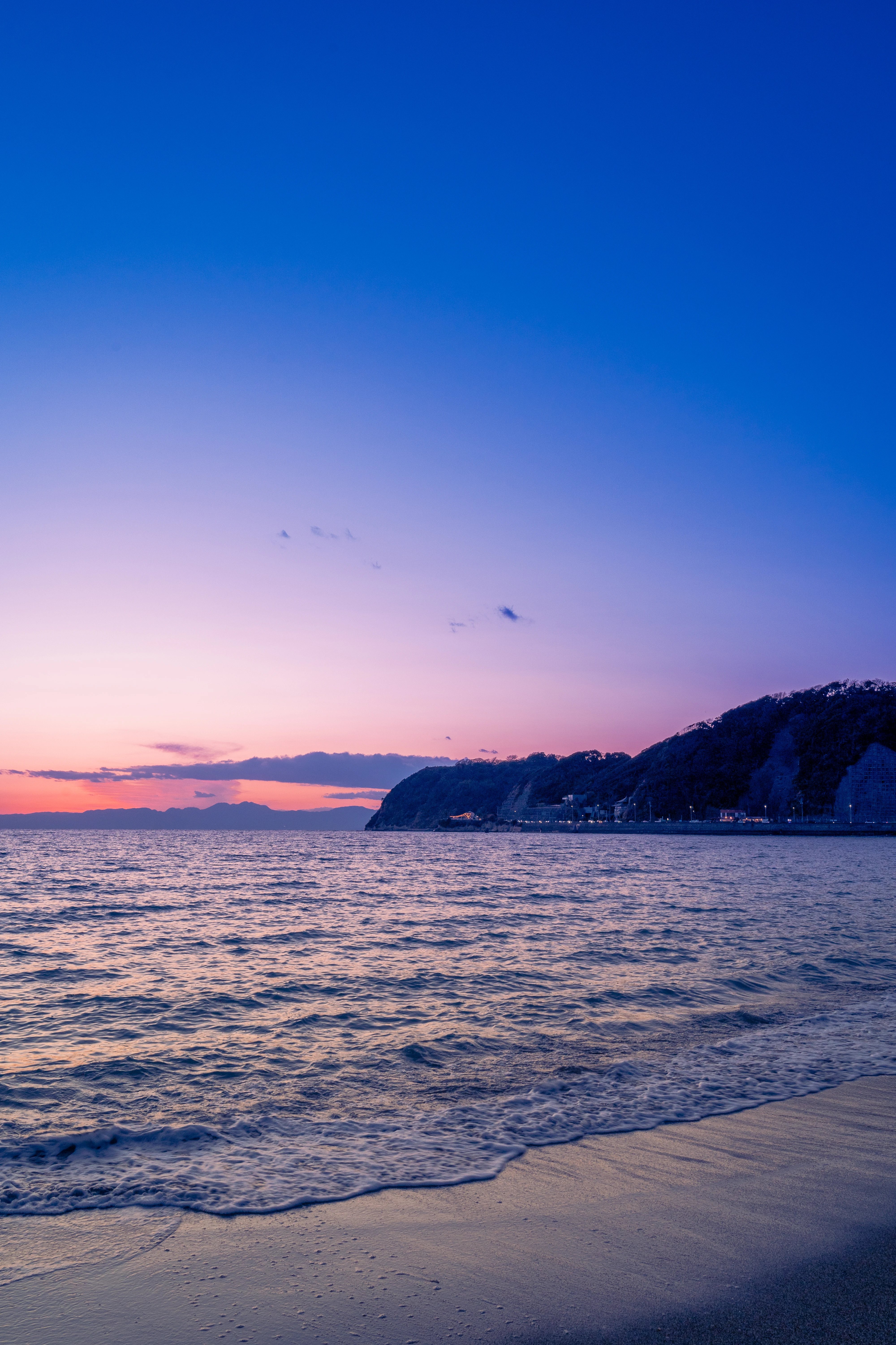 Tranquil Twilight Over the Glistening Shoreline
